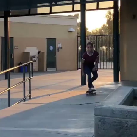 Une fille apprend le skate par la manière forte