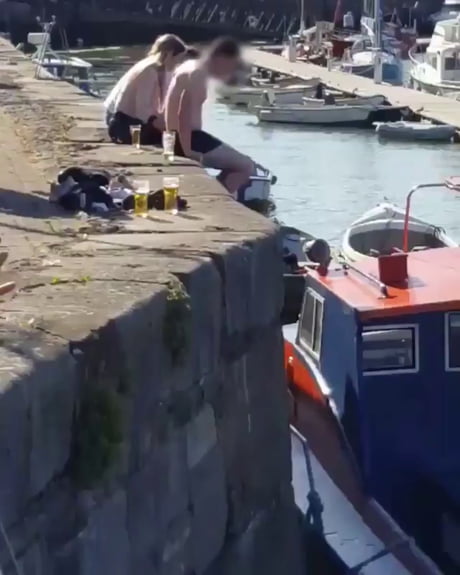 Régis monte sur un bateau