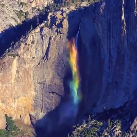 Cascade arc en ciel au parc de Yosemite