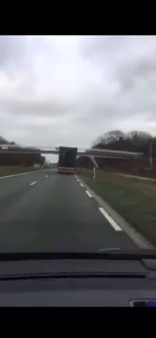 Un camion passe sous un pont like a boss