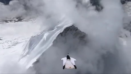 Wingsuit sur une montagne enneigée