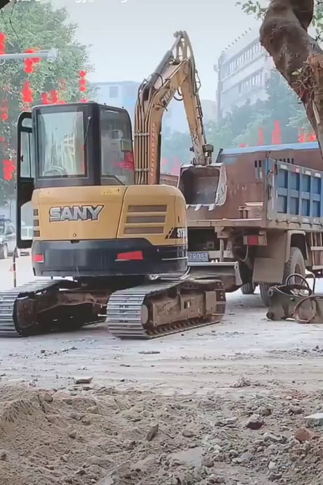 Une pelleteuse grimpe sur un camion