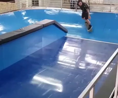 Un skate park avec des vagues