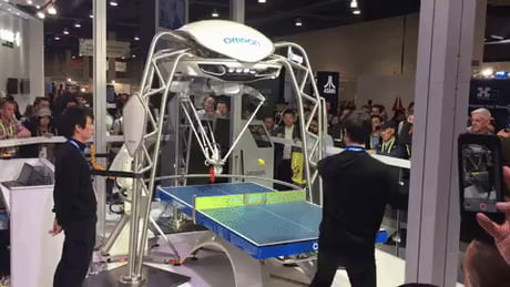 Un robot qui joue au tennis de table