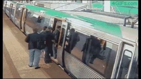 Des gens s'unissent pour sauver un homme coincé sous le métro