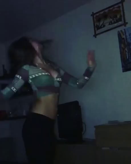 Cette fille est incroyable à la danse du ventre