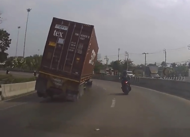 Doubler un camion dans un virage