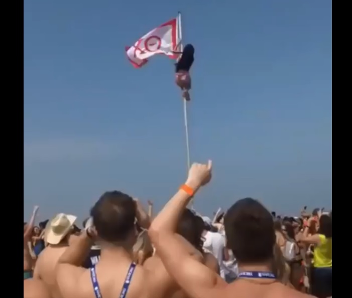 Une fille ivre monte sur un drapeau