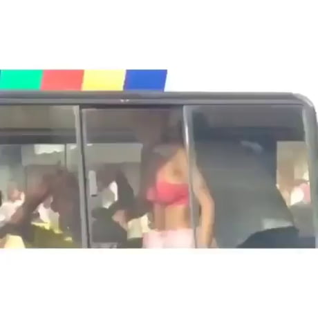 Grosse fête dans un bus