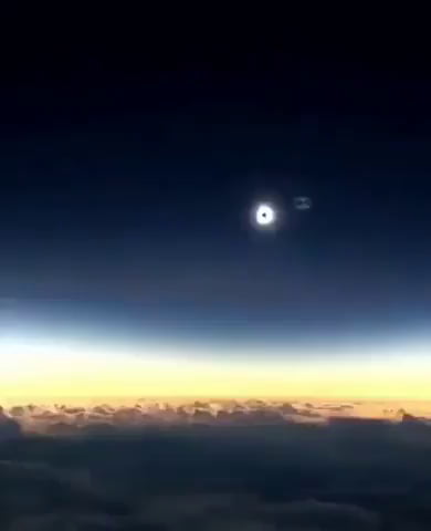 Une éclipse totale vue d'un avion