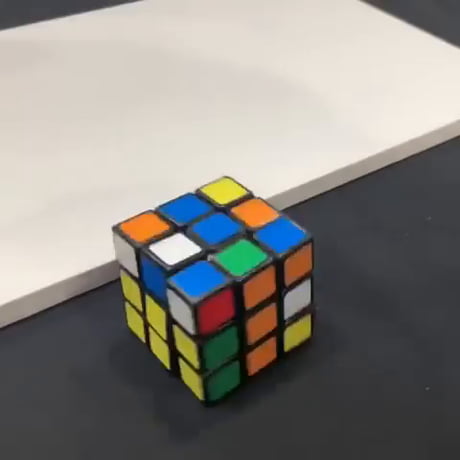 Un Rubik’s Cube qui se résout tout seul