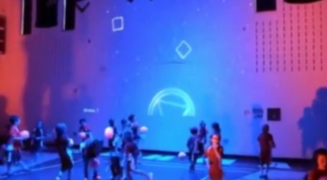 Un mur interactif dans un gymnase