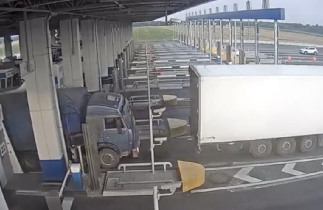 Un camionneur fraude à un péage et crève ses pneus