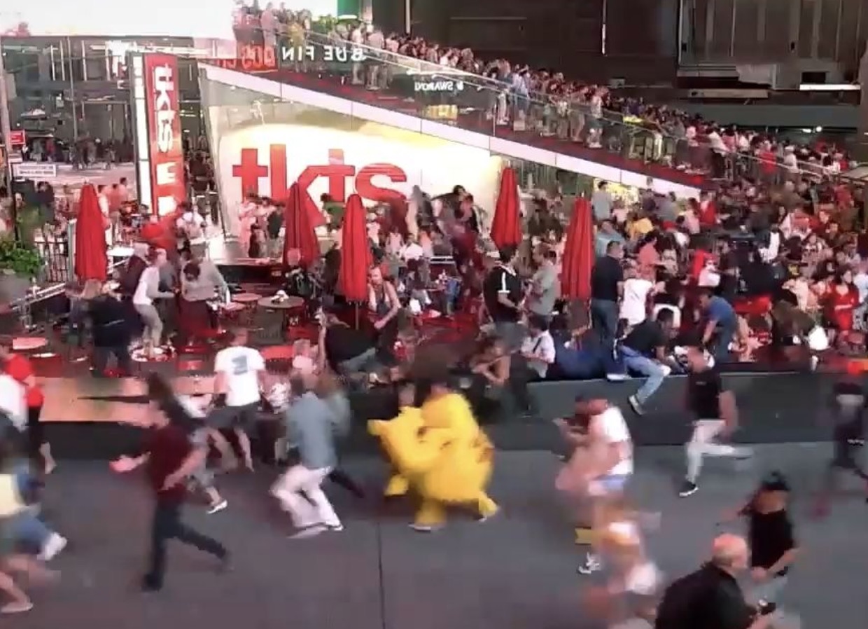 Une moto provoque un gros mouvement de panique sur Time Square (New York)