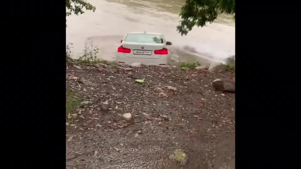 Il reçoit une BMW pour son anniversaire et la jette dans une rivière car il voulait une Jaguar