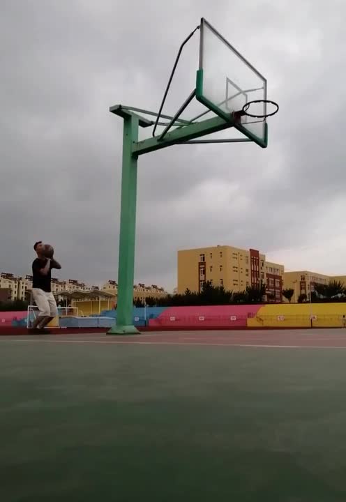 Un mec en grosse galère après avoir bloqué son ballon sur un panier de basket