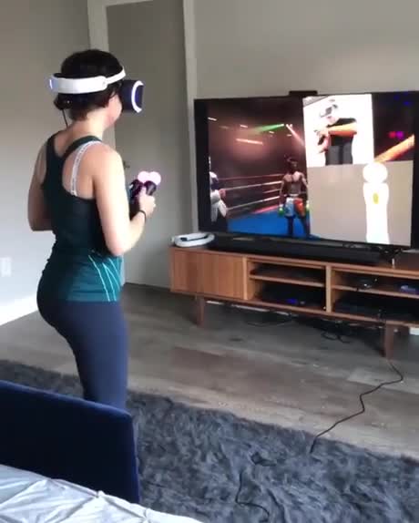 Une fille découvre la boxe en VR (réalité virtuelle)