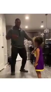 Une fillette danse avec son père : version 2019
