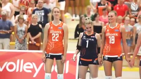 La joueuse de volley hollandaise Nicole Koolhaas signe son hymne national