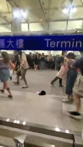 Un policier met en joue des manifestants à Hong Kong