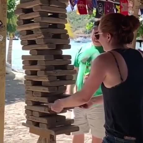 Et c'est à ce moment là qu'elle gagna sa partie de Jenga