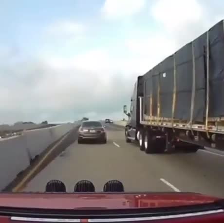 Un camion se retrouve sur &quot;deux&quot; roues