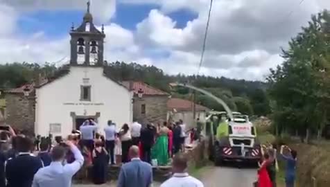 Une Moissonneuse-batteuse à un mariage (Espagne)