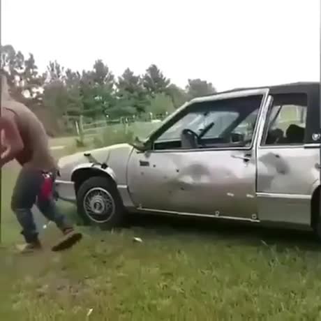 Régis se bat contre une voiture