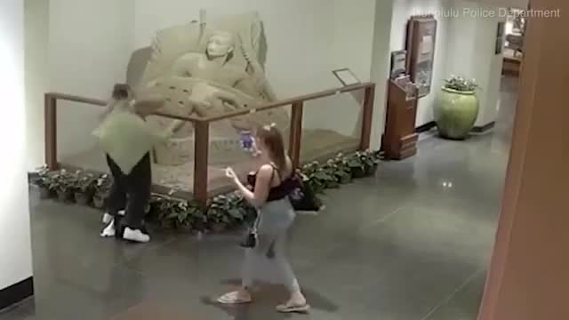 Deux filles détruisent une sculpture de sable, par plaisir