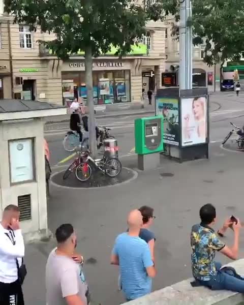 Enorme saut dans le Rhin (Suisse)