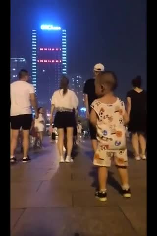 Un enfant asiatique super doué en danse