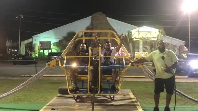 Un élastique lâche juste avant le départ d’un slingshot