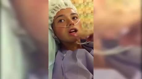 Une fille a un comportement très chaud après une anesthésie