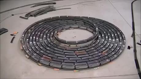 Un train électrique en spirale