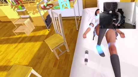 Une fille trouve un micro dans un jeu en VR