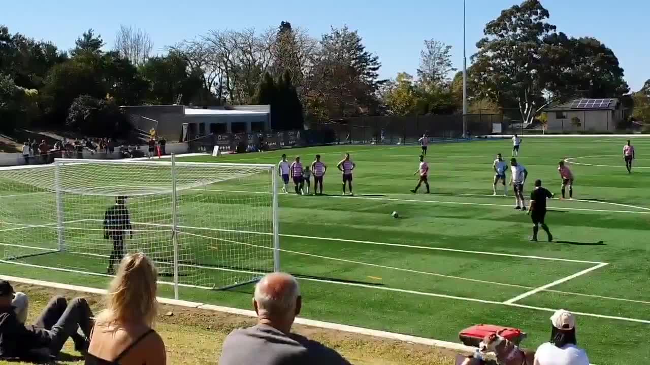 Un gardien fait un superbe arrêt mais Régis est dans son équipe