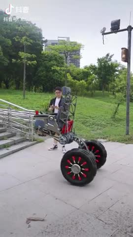 Un robot &quot;amateur&quot; monte un escalier