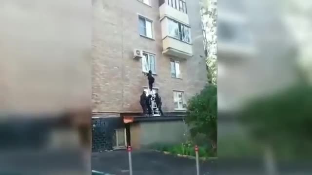 Des policiers russes ont un soucis avec une fenêtre