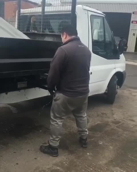 Blague de la fuite dans un garage