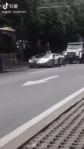 Un pollueur en Lamborghini prend une bonne leçon