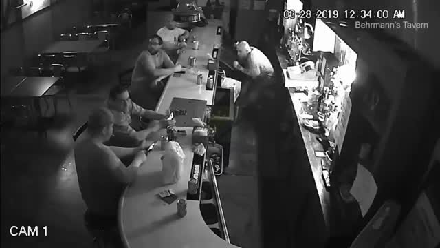 Client hyper calme pendant un braquage dans un bar