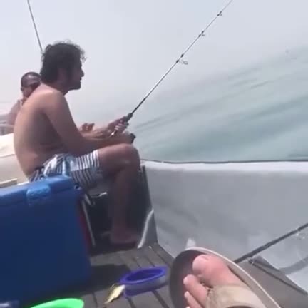 Un pêcheur se fait piéger par un gros poisson