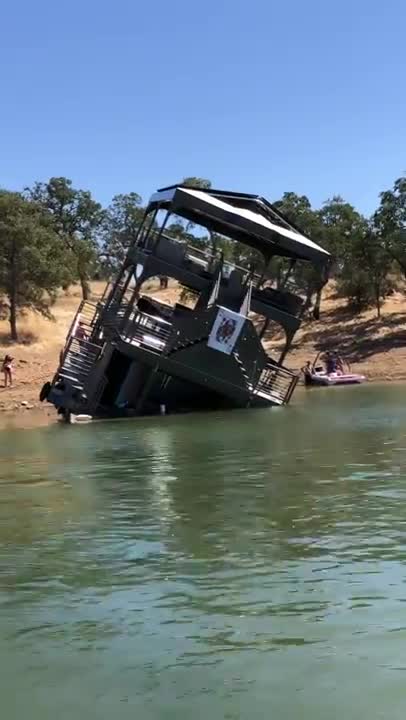 Un bateau se retourne pendant un tournoi de poker