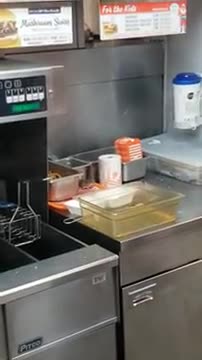 Une souris fait un saut dans une friteuse
