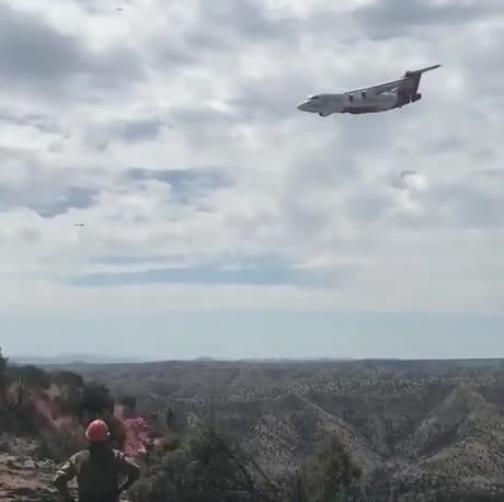 Un avion &quot;canadair&quot;  effectue une manoeuvre très risquée