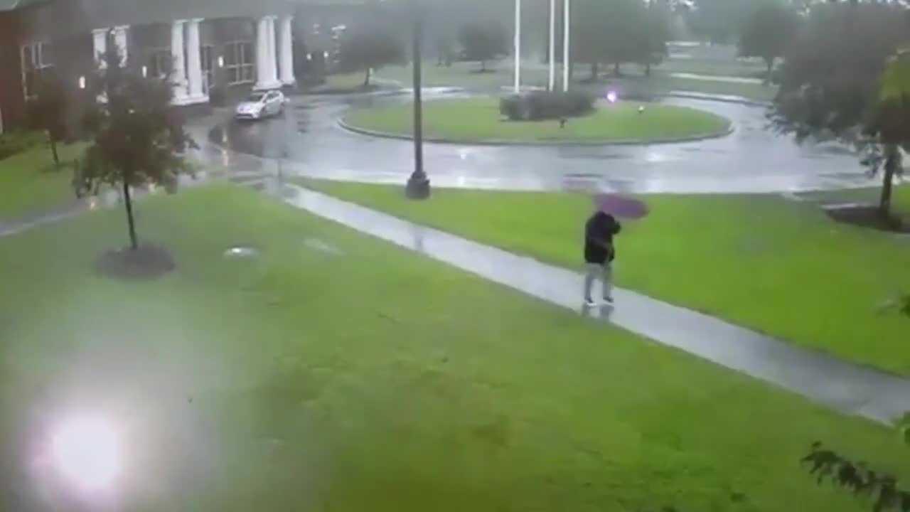 Marcher sous un parapluie pendant un orage : mauvaise idée