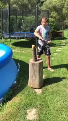 Le fils de Régis coupe une pomme avec un sabre