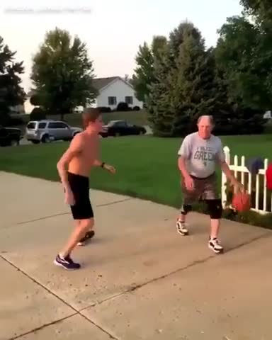 Un vieux donne une leçon à un jeune dans un un-contre-un (basket)