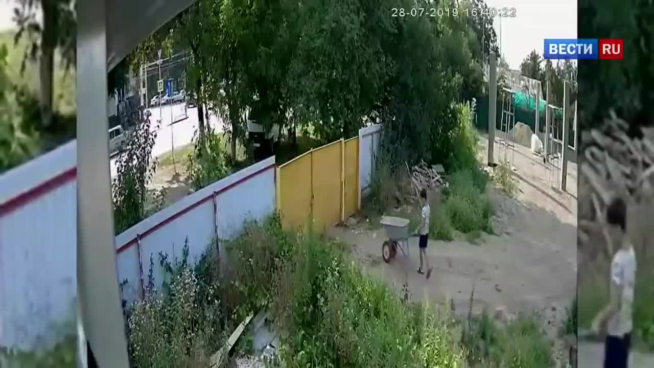 Des jeunes veulent voler une brouette mais ça va pas être facile (Russie)