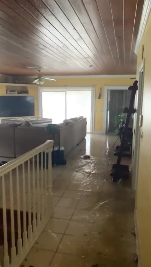 De l'eau jusqu'au premier étage d'une maison (ouragan Dorian)